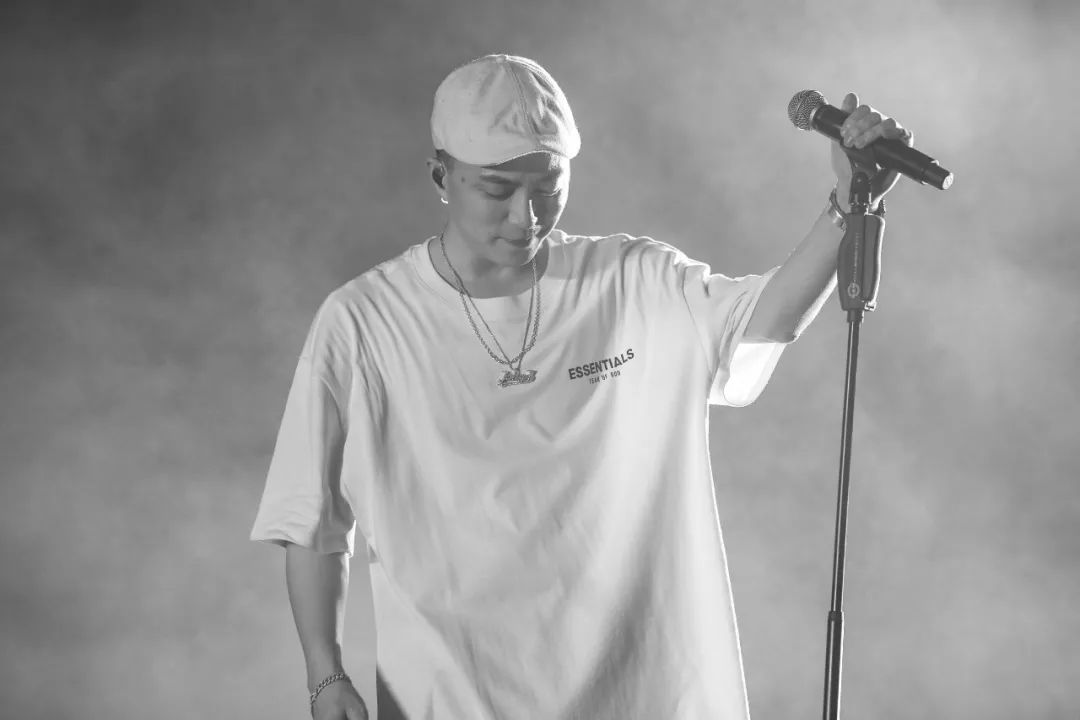 Jony J新专辑过于轻松听着无聊,谢帝新作“十分钟”就能速成,刘聪的新情歌甜蜜而真挚 | 第1张 | 嘻哈中国 Jony J新专辑过于轻松听着无聊,谢帝新作“十分钟”就能速成,刘聪的新情歌甜蜜而真挚 | 第1张