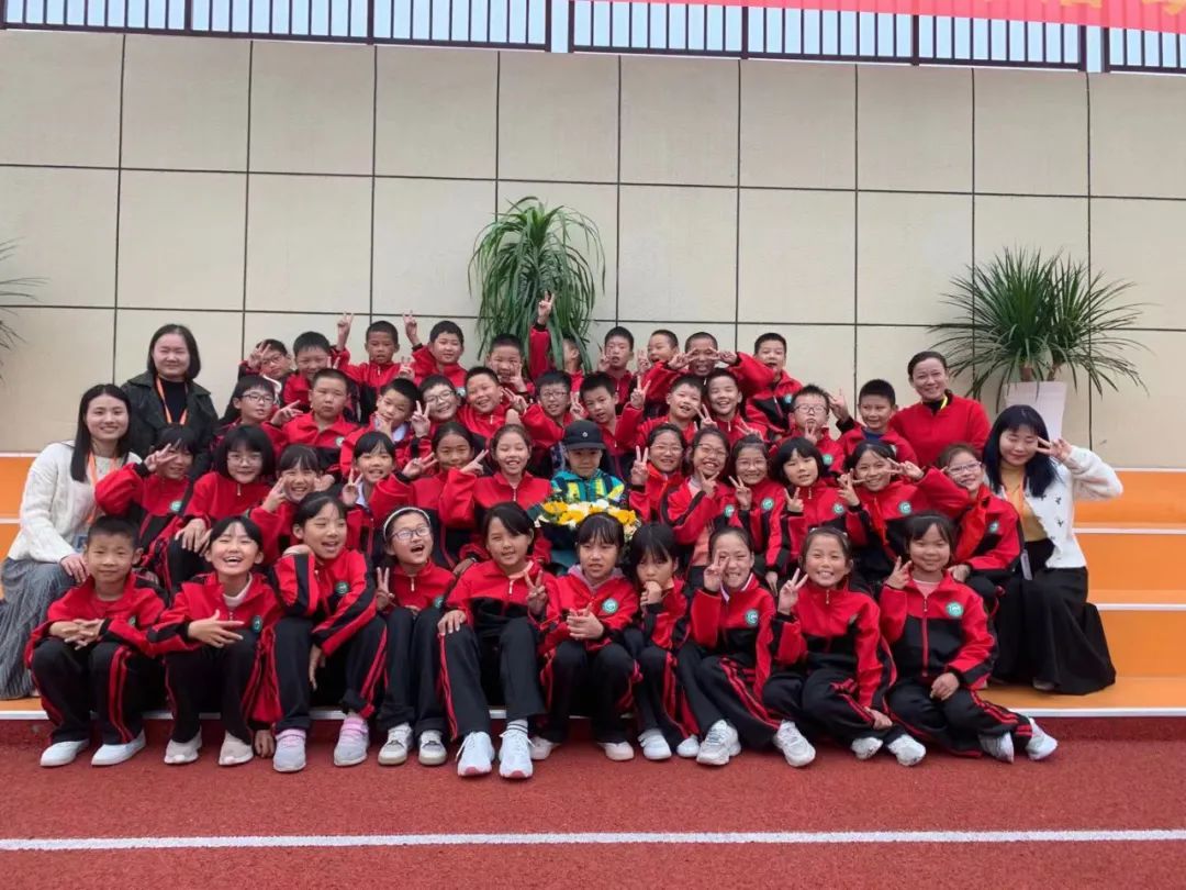 全运会最小Bboy,10岁的刘杨郡楠获得学校表彰,将迎来100冠! | 第10张 | 嘻哈中国 全运会最小Bboy,10岁的刘杨郡楠获得学校表彰,将迎来100冠! | 第10张