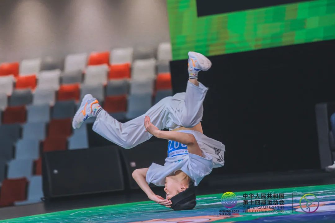 全运会最小Bboy,10岁的刘杨郡楠获得学校表彰,将迎来100冠! | 第13张 | 嘻哈中国 全运会最小Bboy,10岁的刘杨郡楠获得学校表彰,将迎来100冠! | 第13张