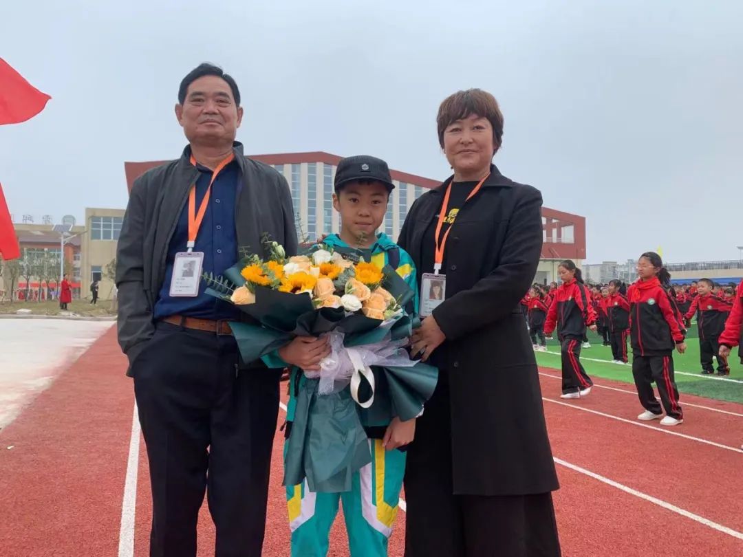 全运会最小Bboy,10岁的刘杨郡楠获得学校表彰,将迎来100冠! | 第9张 | 嘻哈中国 全运会最小Bboy,10岁的刘杨郡楠获得学校表彰,将迎来100冠! | 第9张