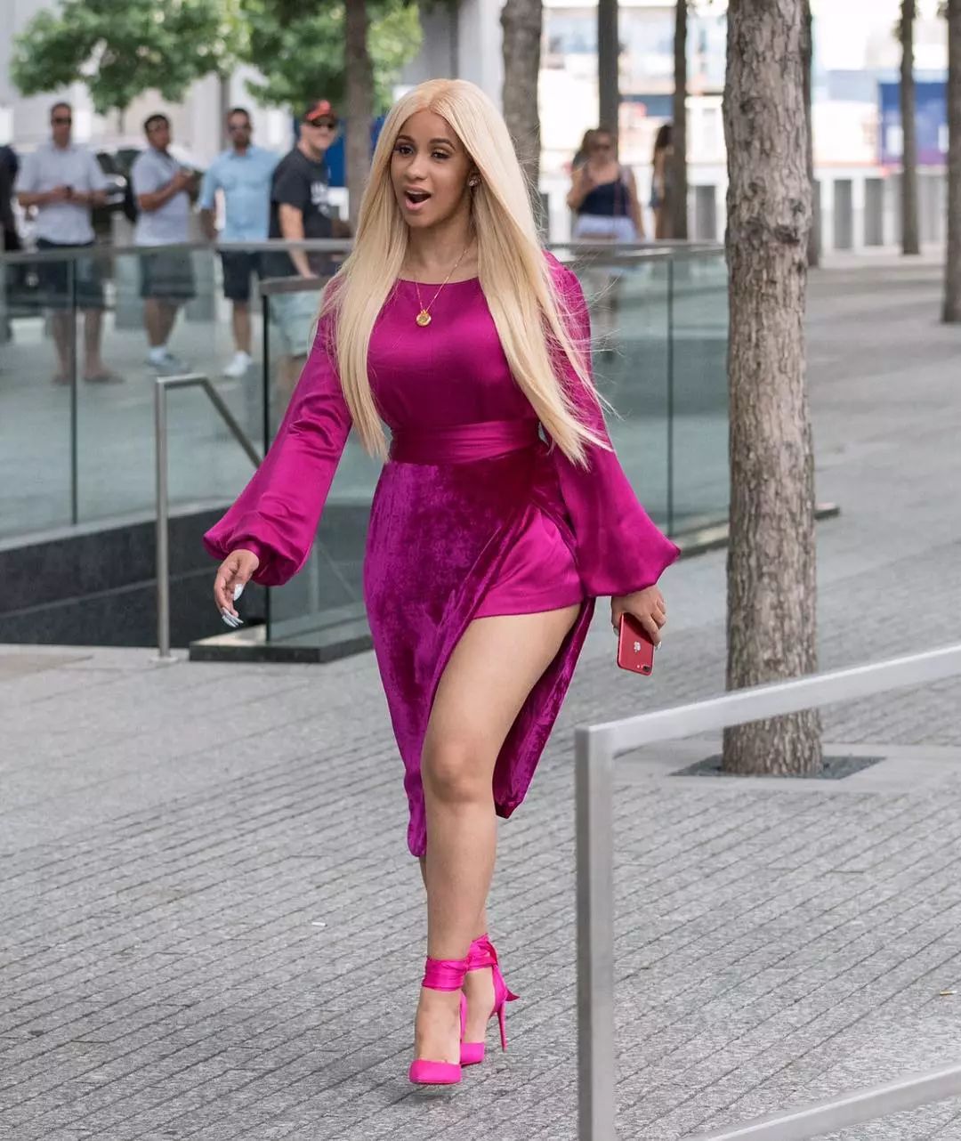 与麻辣鸡发生beef，公开称赞中国防疫表现，她是如何从脱衣舞女郎晋升为饶舌女王的