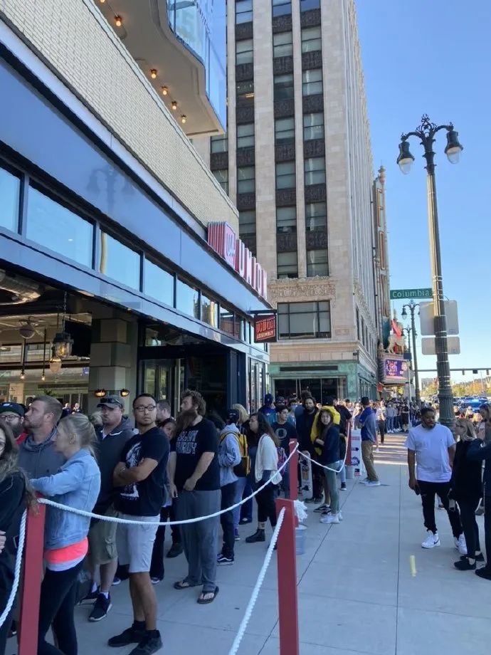 姆爷开了家专卖隔夜意面的餐厅，消费的顾客都要被竖中指…