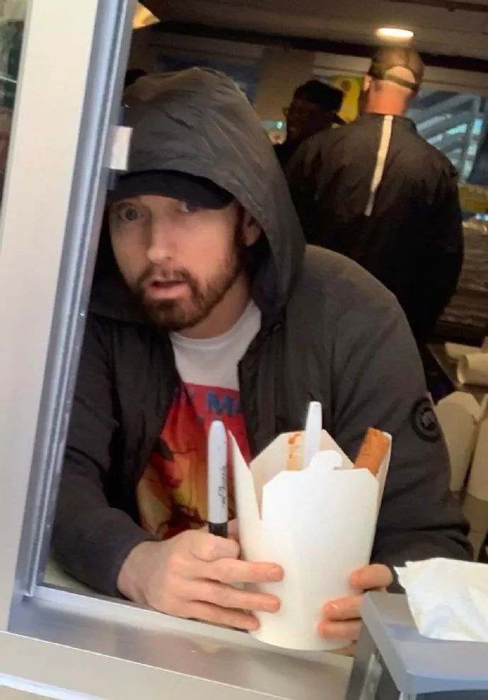 姆爷开了家专卖隔夜意面的餐厅，消费的顾客都要被竖中指…