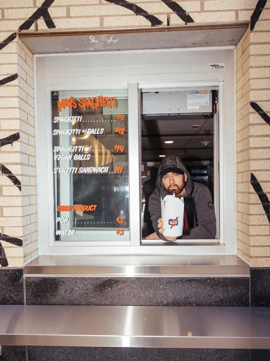 姆爷开了家专卖隔夜意面的餐厅，消费的顾客都要被竖中指…