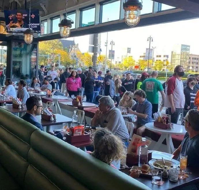 姆爷开了家专卖隔夜意面的餐厅，消费的顾客都要被竖中指…