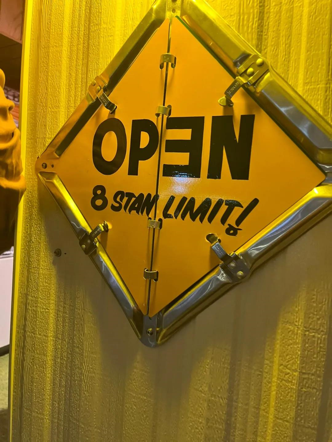 姆爷开了家专卖隔夜意面的餐厅，消费的顾客都要被竖中指…