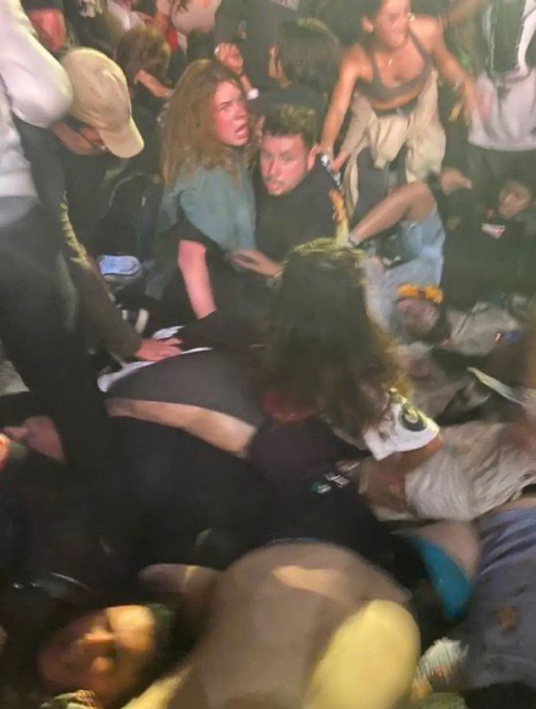 Travis Scott演出现场发生严重踩踏,至少8人死亡,300多人受伤 | 第1张 | 嘻哈中国 Travis Scott演出现场发生严重踩踏,至少8人死亡,300多人受伤 | 第1张