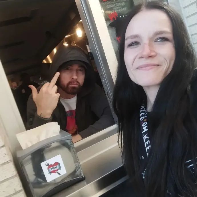 姆爷开了家专卖隔夜意面的餐厅，消费的顾客都要被竖中指…