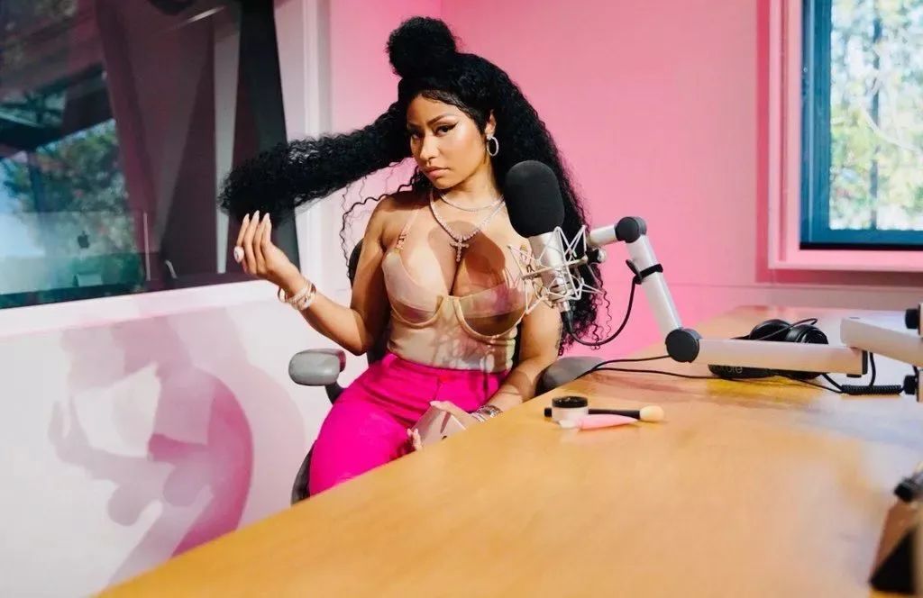 身材火辣、造型浮夸,与罪犯结婚……为什么总有争议围绕的麻辣鸡很少被黑? | 第1张 | 嘻哈中国 身材火辣、造型浮夸,与罪犯结婚……为什么总有争议围绕的麻辣鸡很少被黑? | 第1张