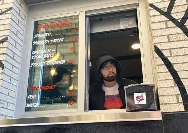 姆爷开了家专卖隔夜意面的餐厅，消费的顾客都要被竖中指…