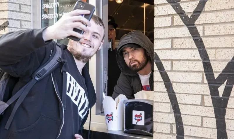 姆爷开了家专卖隔夜意面的餐厅，消费的顾客都要被竖中指…