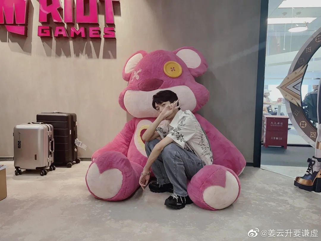 Jony J联名T恤被骂割韭菜，rapper的潮牌中有“黑店”吗？