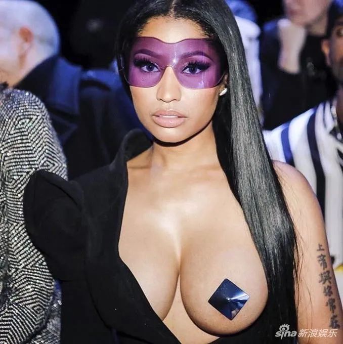 身材火辣、造型浮夸,与罪犯结婚……为什么总有争议围绕的麻辣鸡很少被黑? | 第6张 | 嘻哈中国 身材火辣、造型浮夸,与罪犯结婚……为什么总有争议围绕的麻辣鸡很少被黑? | 第6张