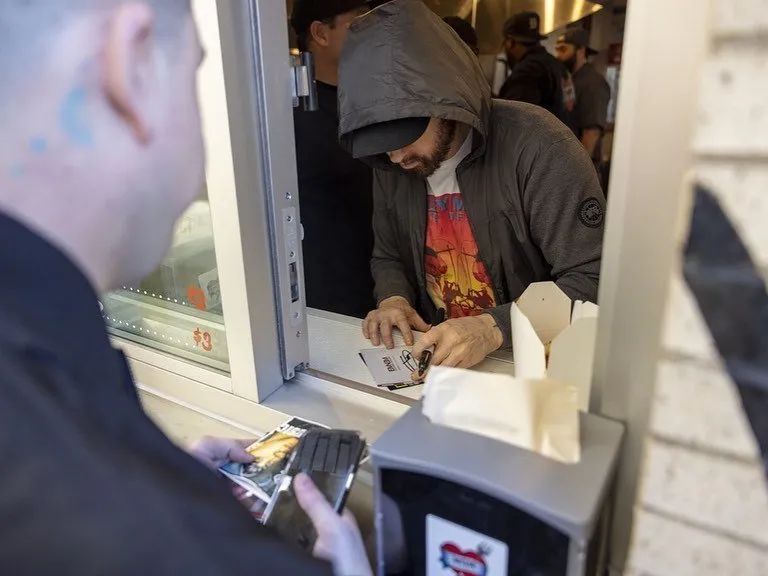 姆爷开了家专卖隔夜意面的餐厅，消费的顾客都要被竖中指…