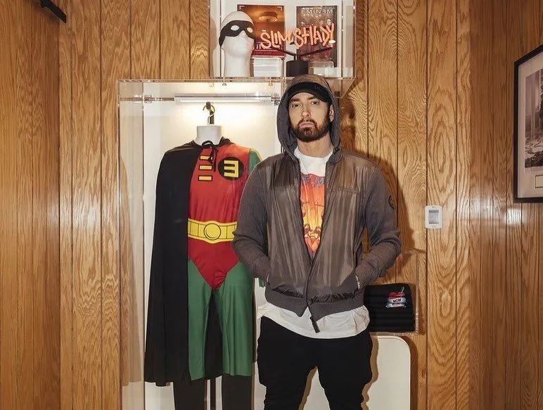 姆爷开了家专卖隔夜意面的餐厅，消费的顾客都要被竖中指…