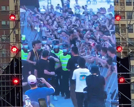 梁老师演出时被人冲上台殴打，然而现场情况远没有视频里那么简单