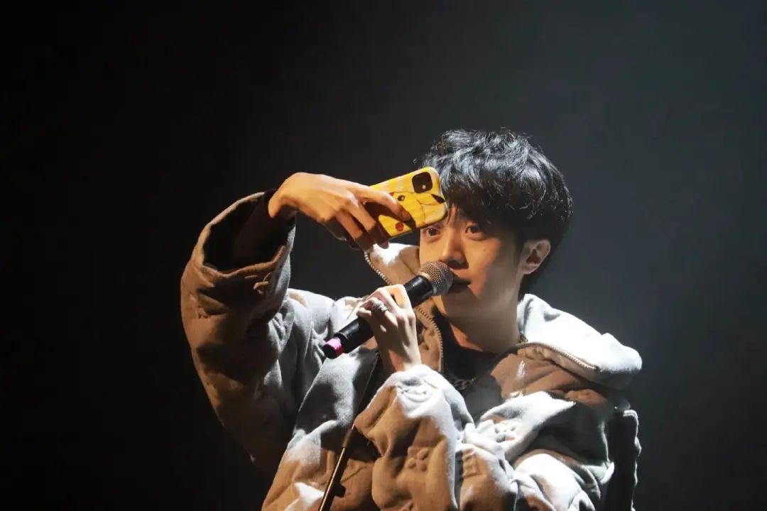 狂撒10W现金？电击小子Kenrobb现场疯狂撒钱！！ | 第8张