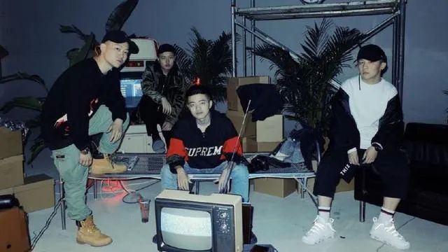 从与网络歌手重名到让名字登上春晚,从最红色的团体到最地下的厂牌,这是他的故事 | 第6张 | 嘻哈中国 从与网络歌手重名到让名字登上春晚,从最红色的团体到最地下的厂牌,这是他的故事 | 第6张