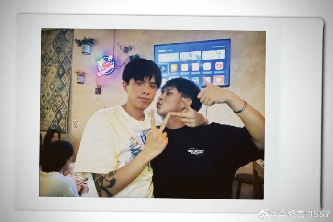 从与网络歌手重名到让名字登上春晚,从最红色的团体到最地下的厂牌,这是他的故事 | 第10张 | 嘻哈中国 从与网络歌手重名到让名字登上春晚,从最红色的团体到最地下的厂牌,这是他的故事 | 第10张