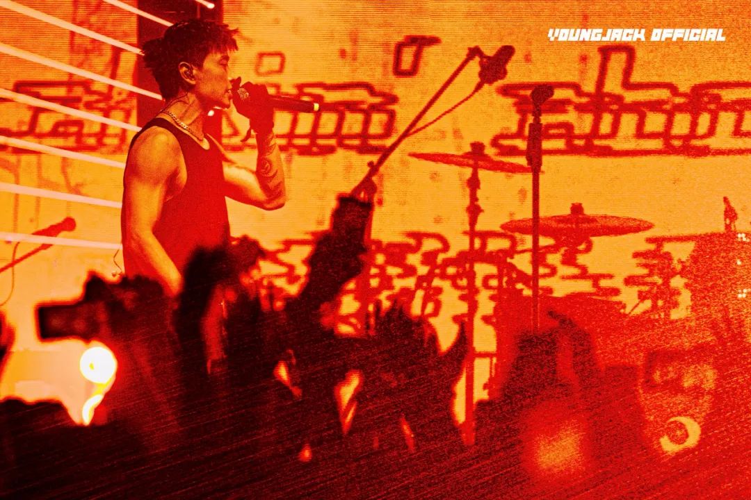 满舒克巡演现场听到观众求助后暂停演出，指挥安保当场活捉变态色狼！ | 第4张