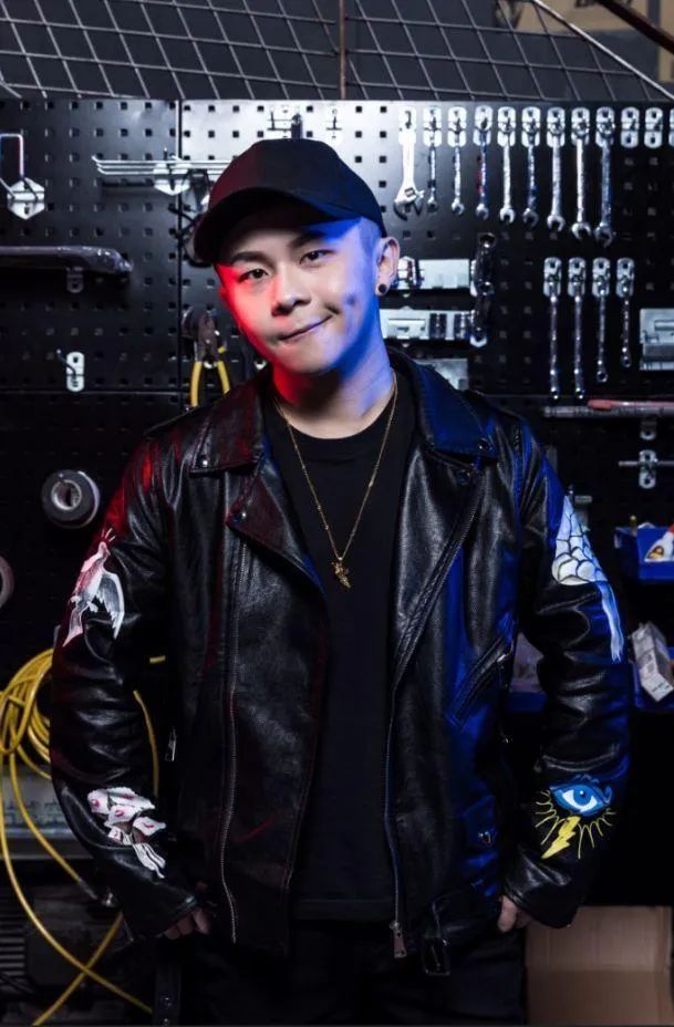 从与网络歌手重名到让名字登上春晚,从最红色的团体到最地下的厂牌,这是他的故事 | 第8张 | 嘻哈中国 从与网络歌手重名到让名字登上春晚,从最红色的团体到最地下的厂牌,这是他的故事 | 第8张