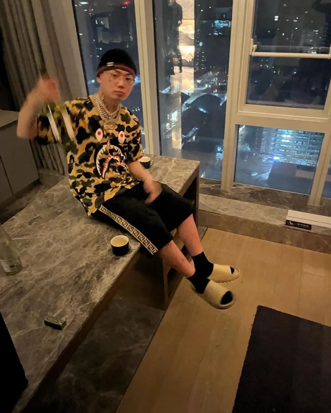 狂撒10W现金？电击小子Kenrobb现场疯狂撒钱！！ | 第1张