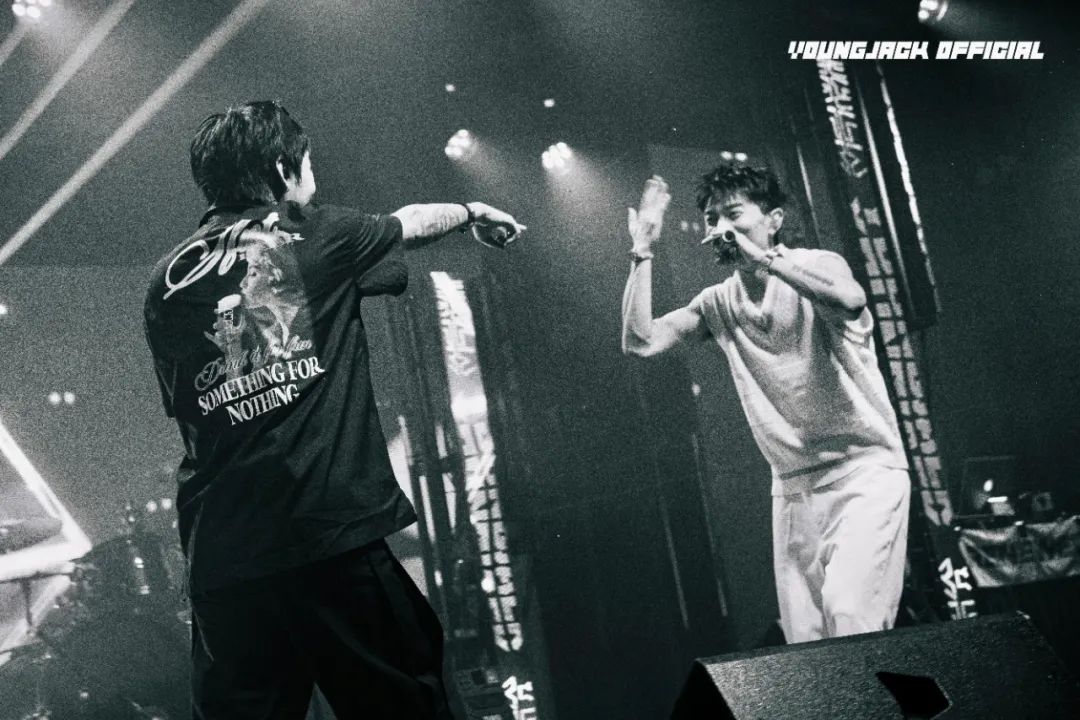 满舒克巡演现场听到观众求助后暂停演出，指挥安保当场活捉变态色狼！ | 第6张