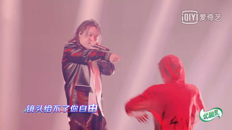 GALI蒙眼表演，表示“rapper不需要提词器”；黄旭被淘汰后热狗带领大家集体退赛？ | 第2张