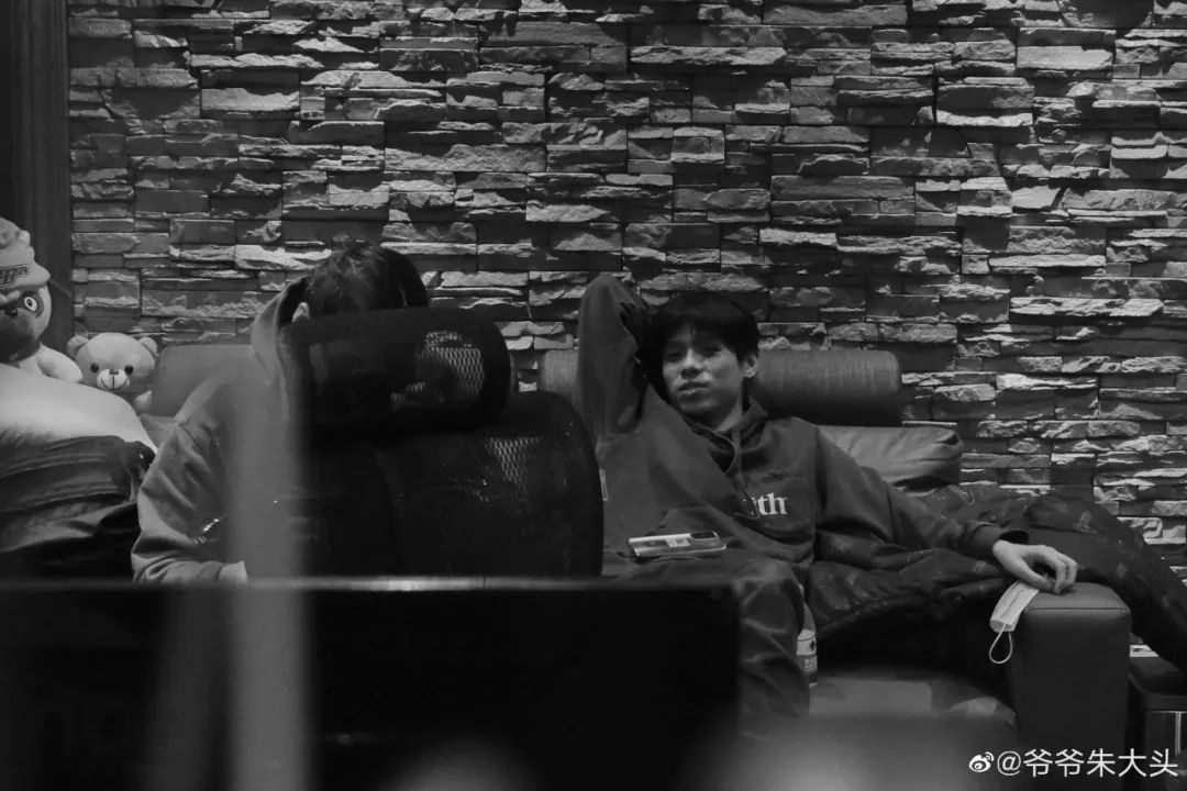 合作幼杀、龚琳娜，拿下网易云热搜第一，法老的新专辑真的超越《生于未来》了吗？ | 第6张