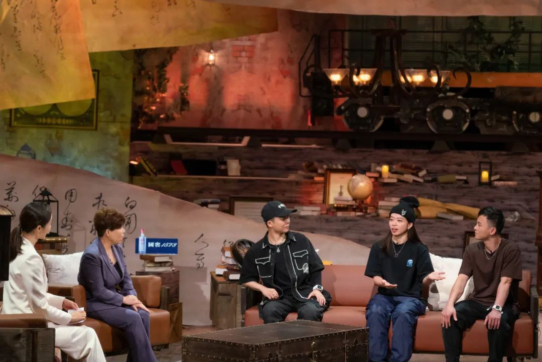 Bboy杨凯对话邓亚萍：街舞运动是发展潮流，新老舞者同心共筑奥运梦 | 第1张