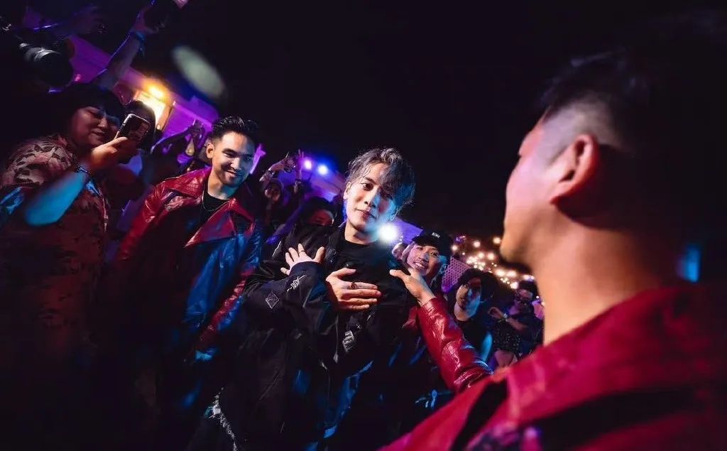 王嘉尔正式加入顶级舞团Kinjaz，《热血街舞团》结缘，编外成员转正 | 第3张