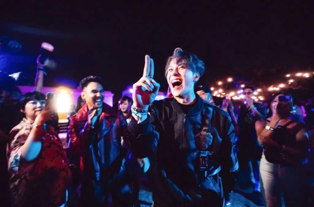 王嘉尔正式加入顶级舞团Kinjaz，《热血街舞团》结缘，编外成员转正 | 第2张