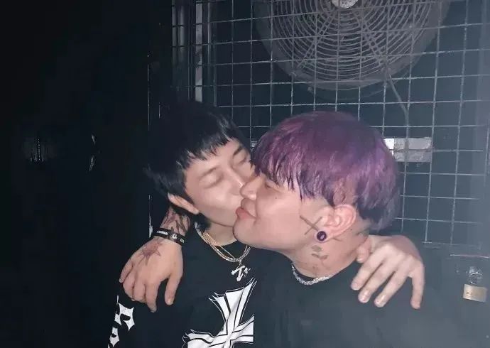 哪个厂牌同时拥有地下传奇、不良少年、汽修学徒、演艺新星、金融大鳄、男团成员？ | 第9张