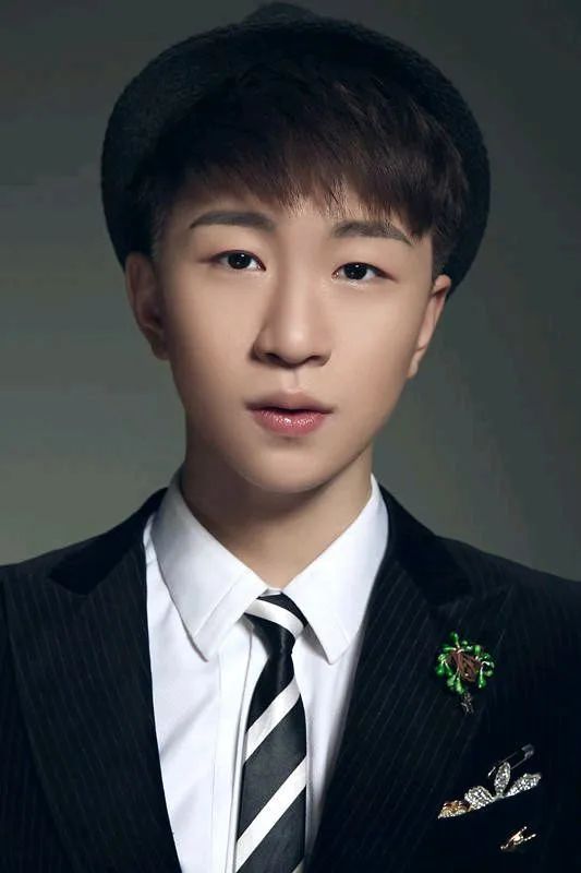 哪个厂牌同时拥有地下传奇、不良少年、汽修学徒、演艺新星、金融大鳄、男团成员？ | 第20张