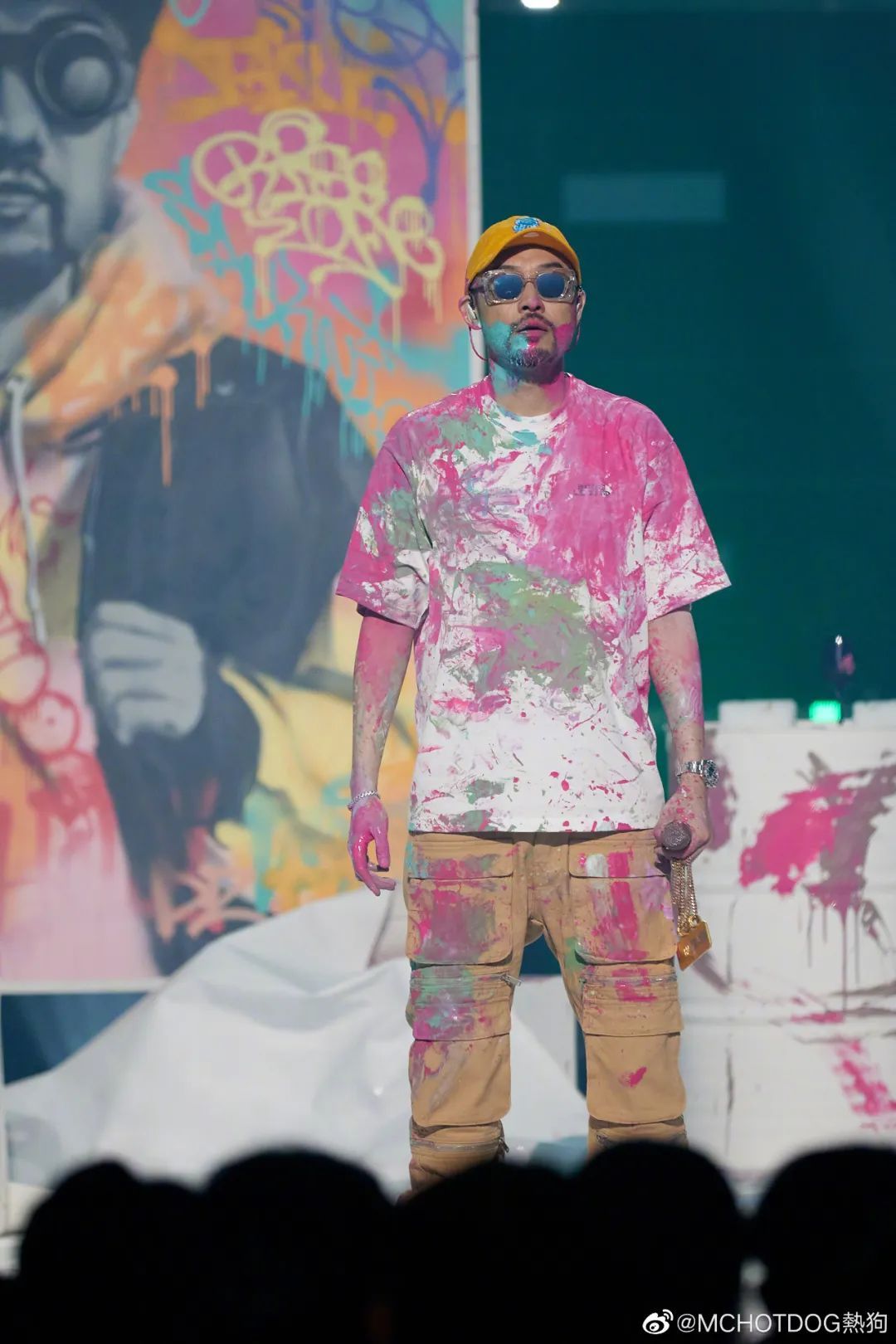 热狗在音乐节唱了原版《脏艺术家》 | 第1张