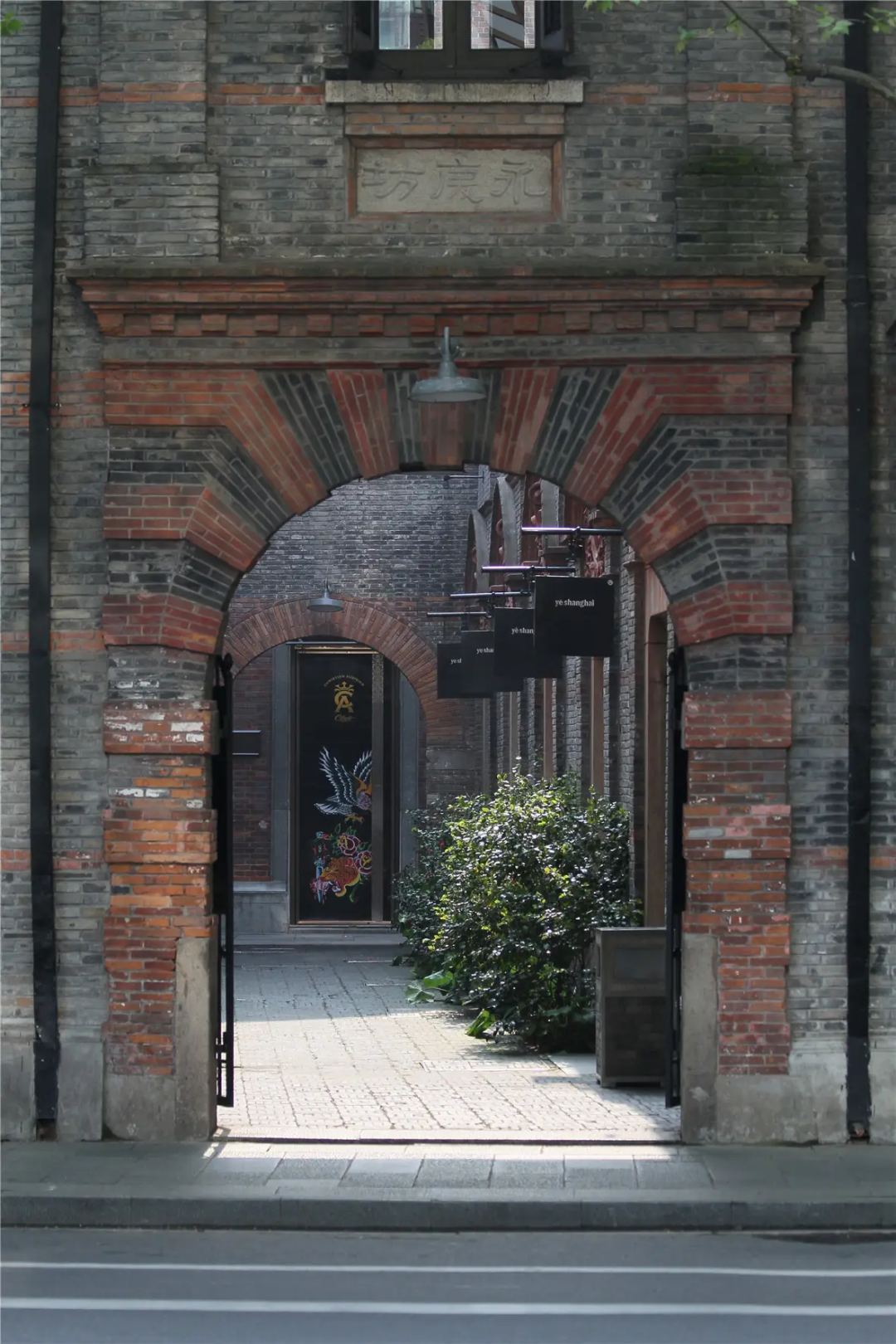 自称“无业游民”的法老,居然在三十岁这天决定把头发染成五色、在脸上打钉、开房车旅居? | 第10张 | 嘻哈中国 自称“无业游民”的法老,居然在三十岁这天决定把头发染成五色、在脸上打钉、开房车旅居? | 第10张