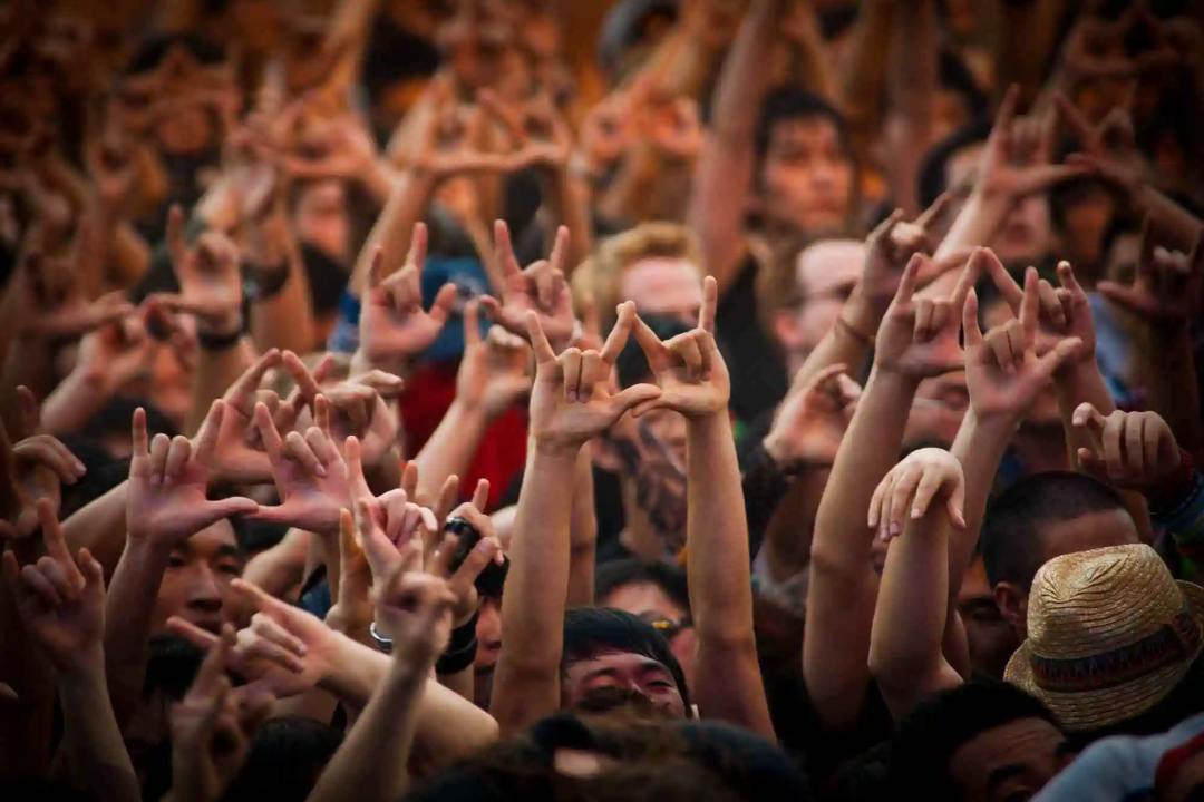 自称“无业游民”的法老,居然在三十岁这天决定把头发染成五色、在脸上打钉、开房车旅居? | 第11张 | 嘻哈中国 自称“无业游民”的法老,居然在三十岁这天决定把头发染成五色、在脸上打钉、开房车旅居? | 第11张