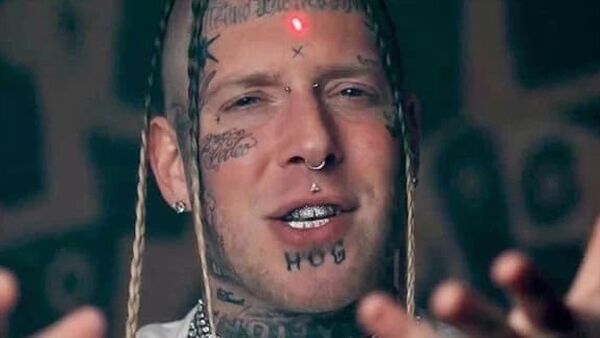 这个rapper可能早晚会被枪杀，他现在还能活着算是个奇迹了