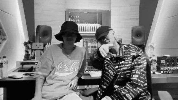 福克斯给暴扣哥王浩轩监棚并为其指导录制新歌,网友评价:“比烂是吧 蛇鼠一窝了”