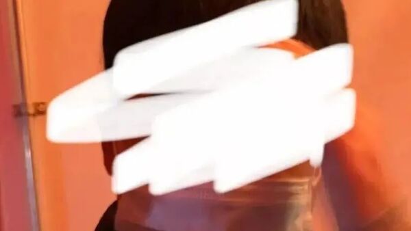 有女生看演出时遭遇猥亵，变态男是惯犯却因证据不足无法立案，现在寻找目击证人！