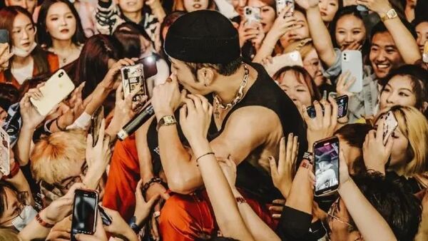 梁老师演出时被人冲上台殴打，然而现场情况远没有视频里那么简单