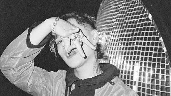 当代亚文化青年和嘻哈粉,是如何用手势交流的?