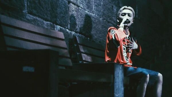 有个网友说是他举报了小艾的《你个骗子》