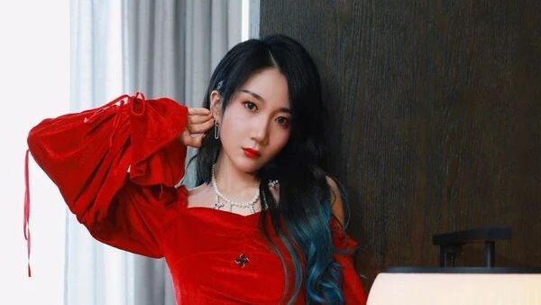 乃万因「盗摄」遭质疑！发文道歉却被网友骂：“搔首弄姿”！