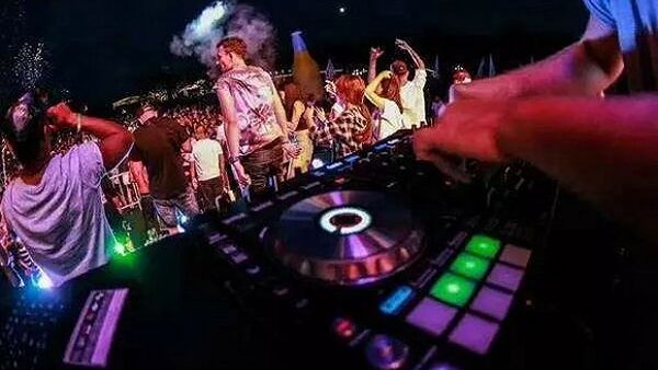 嘻哈艺人火了 但国内电音节的主角仍是百大DJ