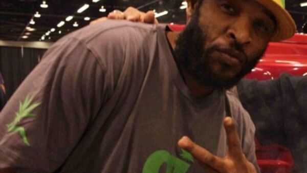 美嘻哈歌手家中“自宫”后跳楼 自称是上帝