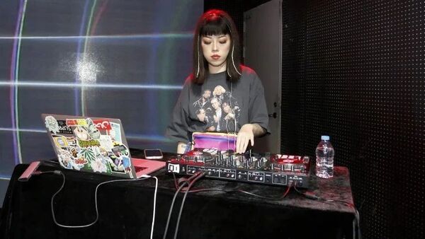 JonyJ的制作人PeachK盗用别人的beat作为自己的作品