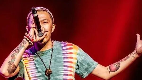 说唱诗人小老虎居然给冈本写了首歌？？？