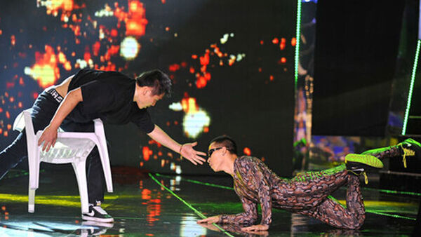 人间蛇男专访报道