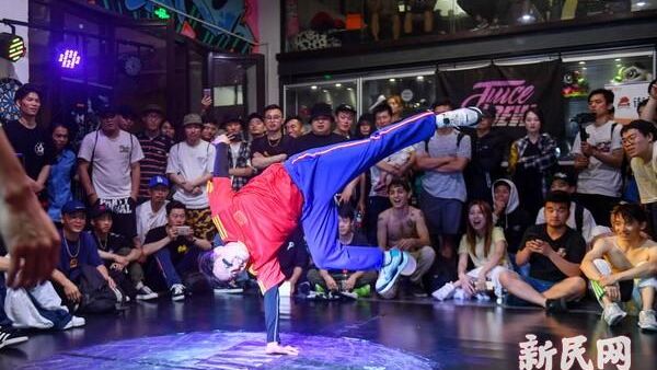 “勇”不言弃的舞者 青奥会中国队主教练汪珅炅